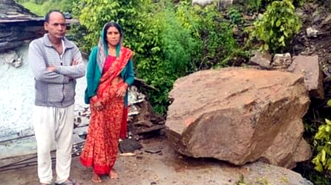 उत्तराखंड यहाँ मकान की छत पर गिरी चट्टान परिवार ने भागकर बचाई जान,,,,,,