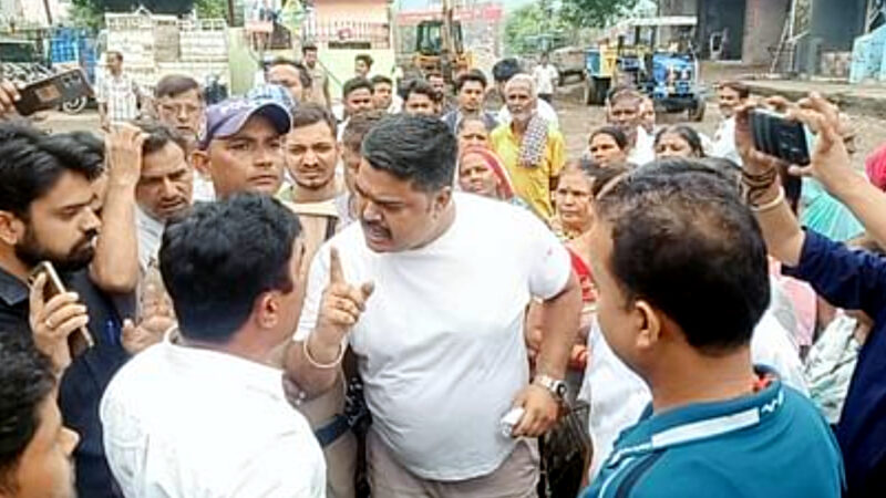 उत्तराखंड मे यहाँ परशुराम चौक पर बवाल लोगों ने रुकवाया सड़क निर्माण कार्य, महिलाओं ने मेयर को रोका, पथराव की कोशिश,,,,,