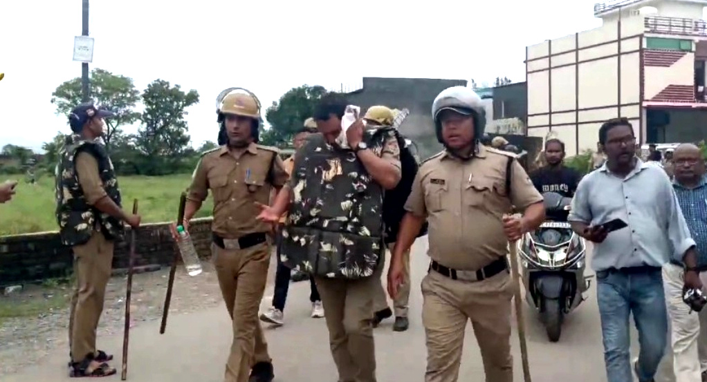 उत्तराखंड में यहाँ नाबालिग की मौत पर बवाल हुआ तेज, गुस्साई भीड़ ने पुलिस पर किया पथराव, कहीं पुलिसकर्मी घायल,,,,