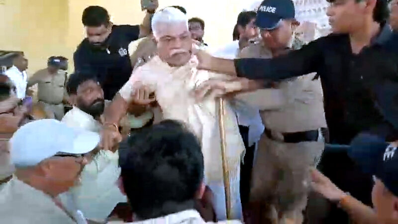 उत्तराखंड हरिद्वार सैनी आश्रम में निष्पक्ष चुनाव को लेकर हुआ हंगामा, लात-घूंसे चले, पुलिस ने स्थिति को संभाला,,,,