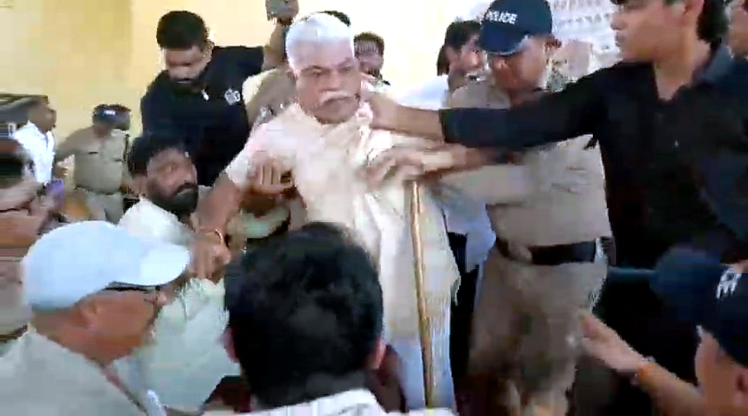 उत्तराखंड हरिद्वार सैनी आश्रम में निष्पक्ष चुनाव को लेकर हुआ हंगामा, लात-घूंसे चले, पुलिस ने स्थिति को संभाला,,,,