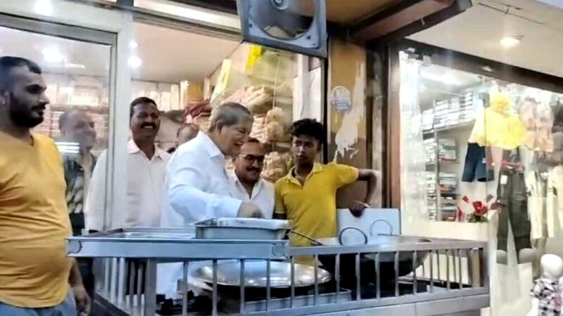 उत्तराखंड हरिद्वार में पूर्व मुख्यमंत्री हरीश रावत का दिखा देसी अंदाज़,खुद कढ़ाई में तले समोसे और फिर घेवर का चखा स्वाद,,,,