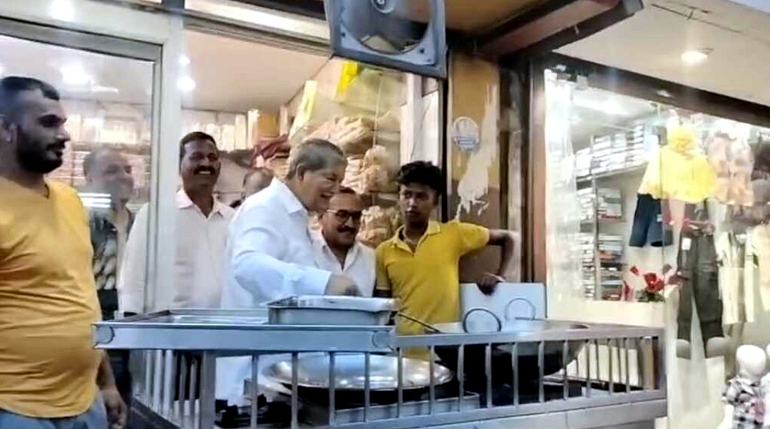 उत्तराखंड हरिद्वार में पूर्व मुख्यमंत्री हरीश रावत का दिखा देसी अंदाज़,खुद कढ़ाई में तले समोसे और फिर घेवर का चखा स्वाद,,,,