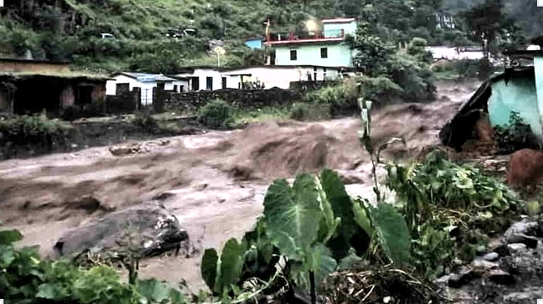 उत्तराखंड नंदानगर में अतिवृष्टि से मचा कोहराम, घरो से निकलकर भागे लोग, एक गौशाला ध्वस्त खतरे में 11 मकान, गांव मे दहशत का माहौल,,,,