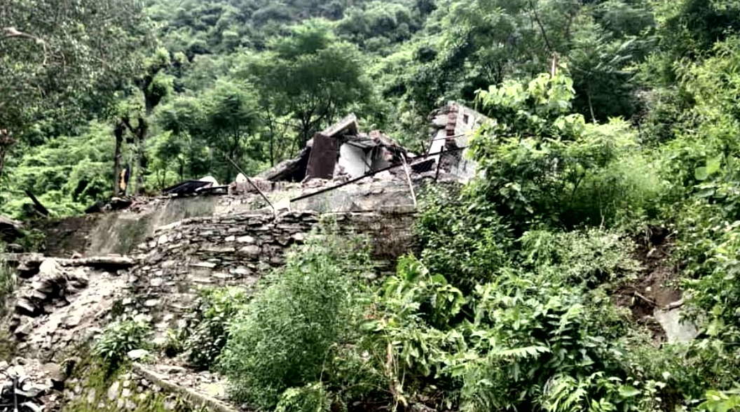 उत्तराखंड नृसिंहगाचल पर्वत का एक हिस्सा दरकने से मकान पर गिरे भारी बोल्डर और मलबा, एक घायल और कई वाहन मलवे की चपेट में,,,,,