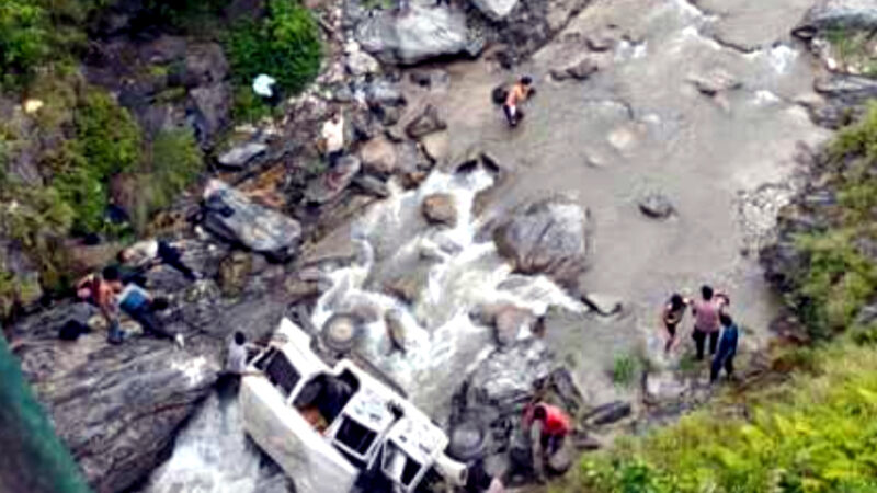 उत्तराखंड पिथौरागढ़ की इस सड़क पर सवारियों से भरी मैक्स नदी में गिरी 8 लोगो की मौके पर मौत 3 घायल,,,,,