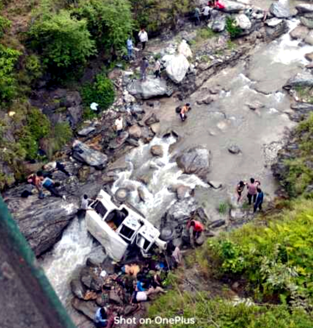 उत्तराखंड पिथौरागढ़ की इस सड़क पर सवारियों से भरी मैक्स नदी में गिरी 8 लोगो की मौके पर मौत 3 घायल,,,,,