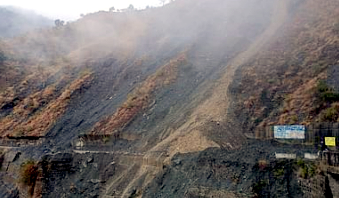 उत्तराखंड कालसी-चकराता मोटर मार्ग पर हुए भूस्खलन से कहर बनकर टूटी पहाड़ी, मलबा हटाकर यातायात किया सुचारू,,,,