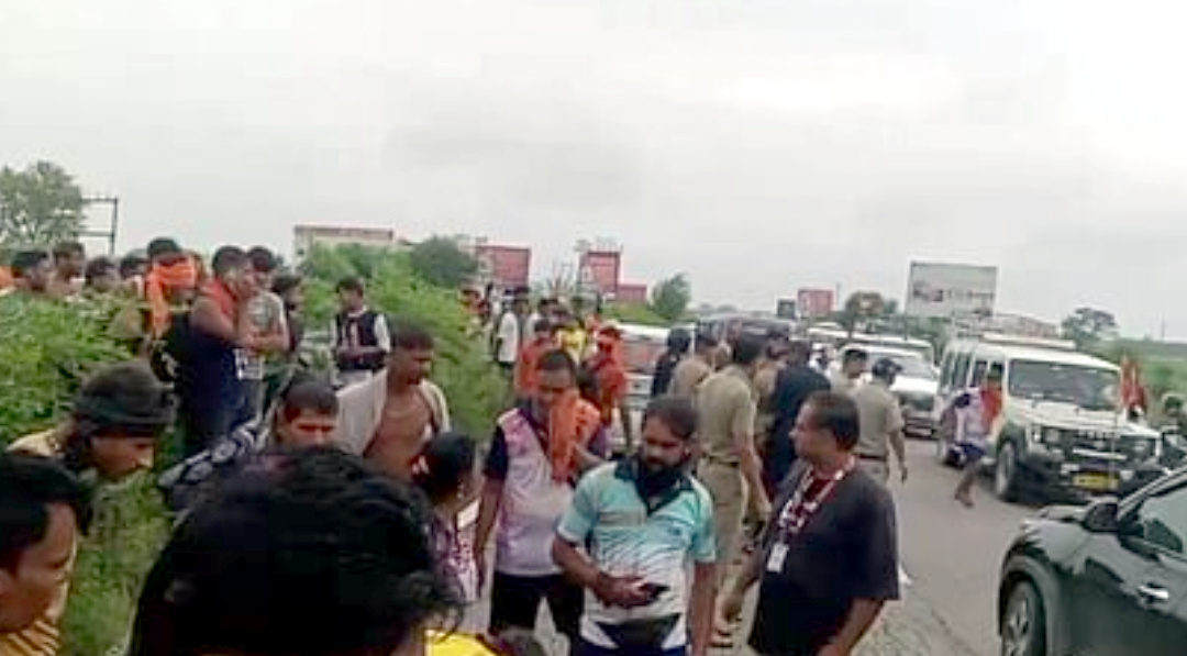 उत्तराखंड दिल्ली-हरिद्वार हाईवे पर हुआ बड़ा हादसा, जल लेकर गाजियाबाद लौट रहे कांवड़िए की कार से टक्कर लगने से हुई मौत,,,,,