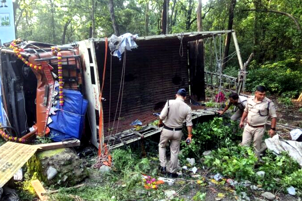 उत्तराखंड में यहाँ ट्रक पलटने से हुए 11 कांवड़िए घायल, पुलिस ने तत्काल मौके पर पहुंच कर सभी घायलों को पहुंचाया अस्पताल,,,,,,