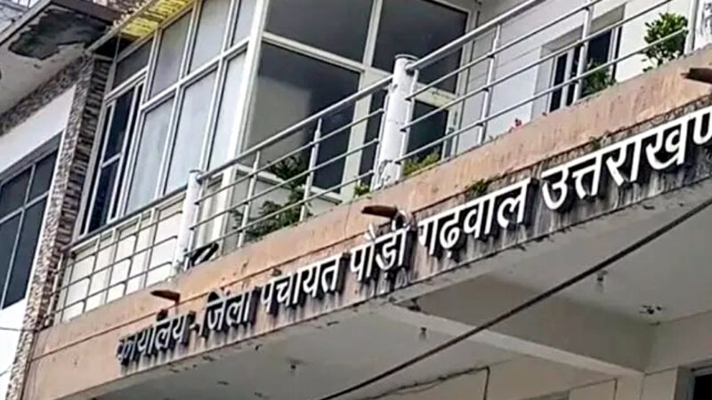 उत्तराखंड जिला पंचायत पौड़ी के कनिष्ठ अभियंता सुदर्शन सिंह रावत को सचिव चंद्रेश कुमार ने किया सीधा बर्खास्त,,,