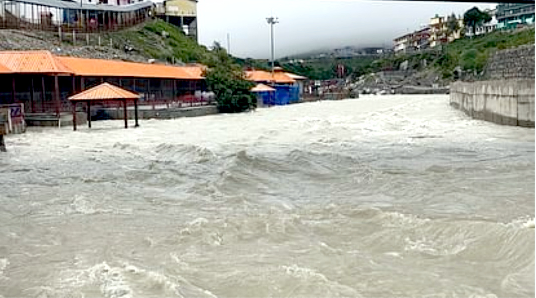 उत्तराखंड में लगातार हो रही बरसात से उफान पर अलकनंदा के जल से जलमग्न हुए घाट, यात्रियों को किया अलर्ट,,,,