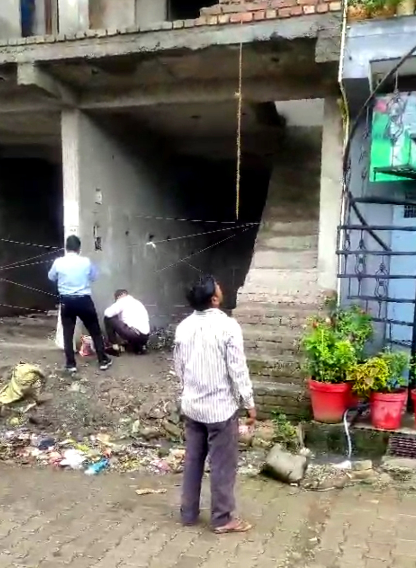उत्तराखंड राजधानी देहरादून में MDDA ने यहां की बड़ी कार्यवाई, अवैध निर्माणों पर की सीलिंग कार्यवाही,,,