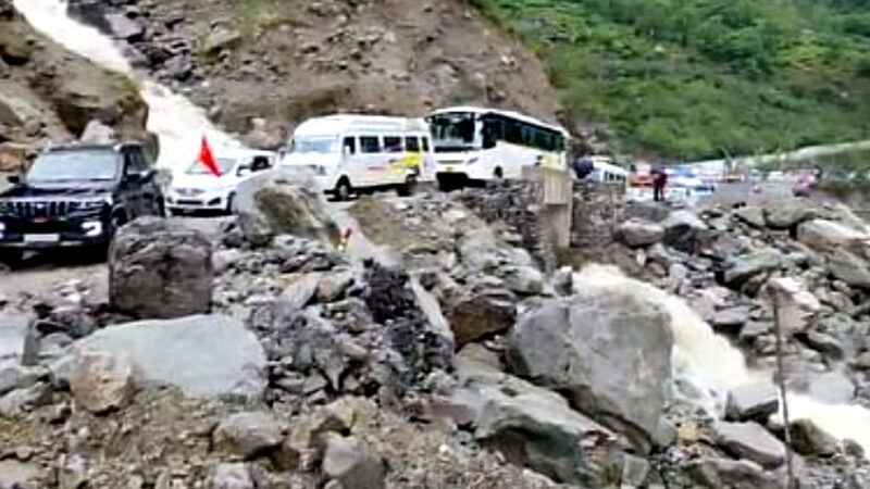 उत्तराखंड में तीन साल बाद फिर से लामबगड़ में सक्रिय हुआ भूस्खलन, चट्टान से छिटककर सड़क पर गिर रहे है बोल्डर,,,