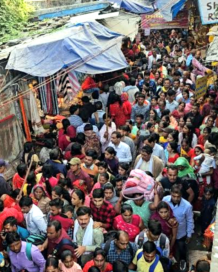 उत्तराखंड हरिद्वार मनसा देवी पैदल मार्ग पर अचानक मची भगदड़ से हुई बड़ी दुर्घटना, 6 श्रद्धालुओं की हुई मौत कई घायल,,,,