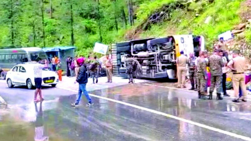 उत्तराखंड के इस नेशनल हाईवे पर पलटी सेना के जवानों की बस, कई जवान घायल, स्थानीय लोगो और पुलिस ने घायलों को पहुंचाया अस्पताल,,,,
