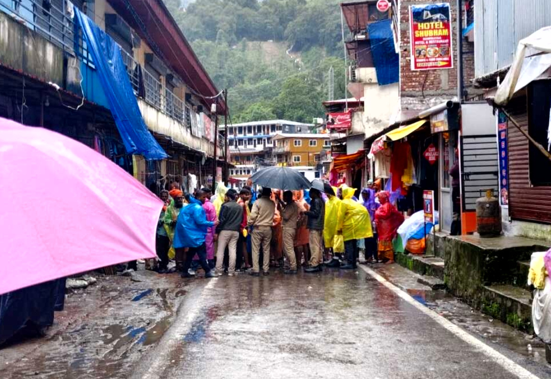उत्तराखंड में बाबा केदारनाथ यात्रा एक बार फिर बाधित, गौरी कुण्ड और सोनप्रयाग के बीच भारी बारिश से सड़क पर आया मलबा और बोल्डर,,, 