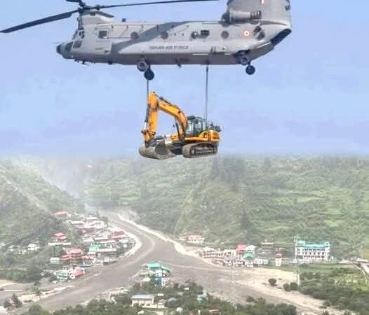 उत्तराखंड घटना के 5 दिन बाद छटा धराली से अंधेरा, हेलीकॉप्टर की मदद से UPCL ने बिजली पहुंचाकर किया उजाला,,,,,