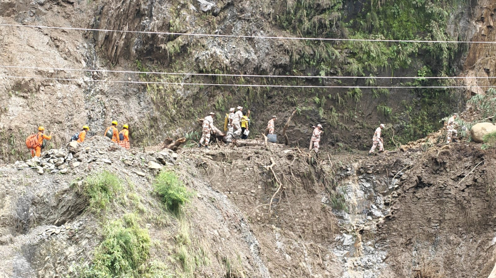 उत्तराखंड में प्रकृति का कहर जारी, भू-धंसाव से बढ़ी दहशत, लगातार तेज़ बरसात से कमजोर पड़ीं पहाड़ की भू-आकृतियां,,,