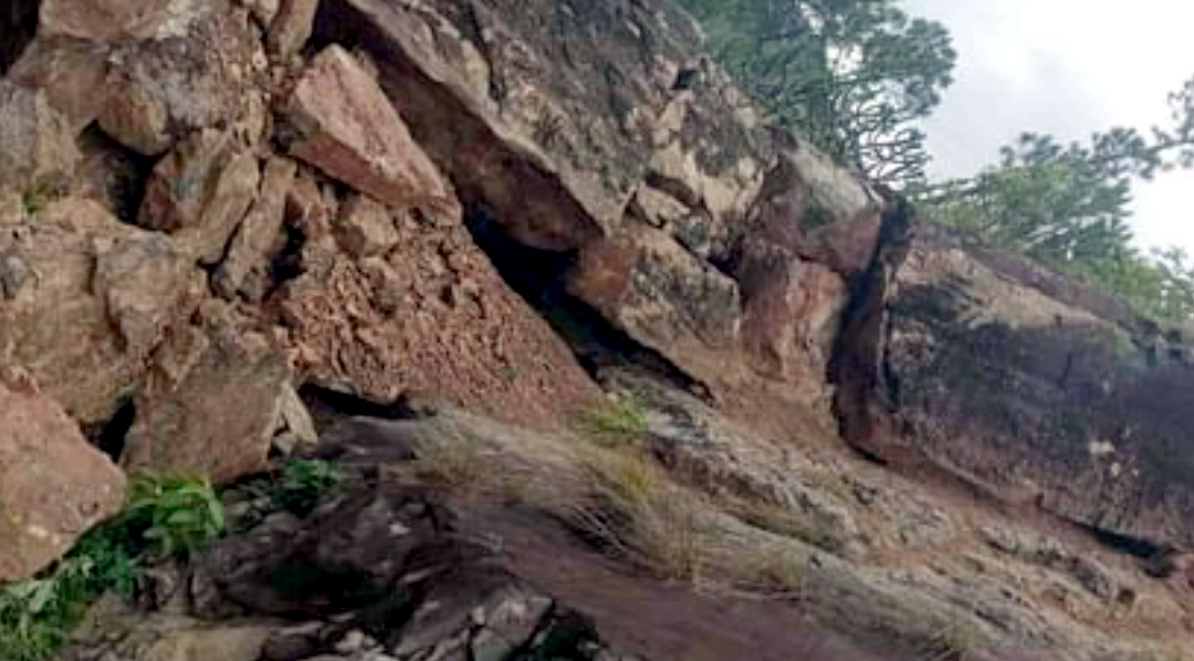 उत्तराखंड चिपलघाट-नोठा-थलीसैंण मार्ग भारी बोल्डर गिरने से हुआ बाधित, जेसीबी से हटाना भी मुश्किल, कई गांवों का संपर्क कटा,,,,,,
