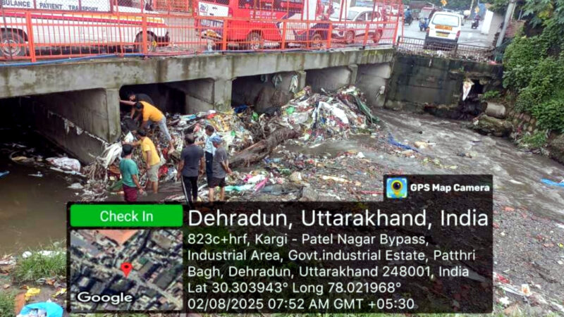 उत्तराखंड राजधानी देहरादून में देर से जागा नगर निगम,  बरसात में नदी-नालों में जमा भारी कचरे की सफाई हेतु निगम ने चलाया सफाई अभियान,,,,