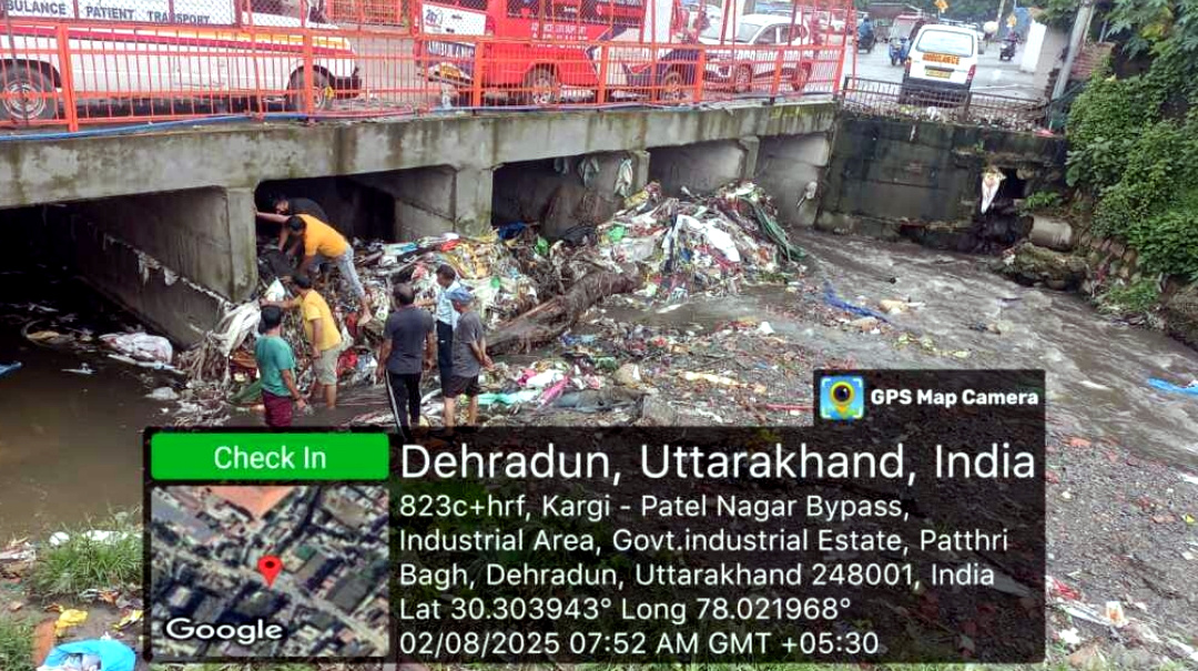 उत्तराखंड राजधानी देहरादून में देर से जागा नगर निगम,  बरसात में नदी-नालों में जमा भारी कचरे की सफाई हेतु निगम ने चलाया सफाई अभियान,,,,