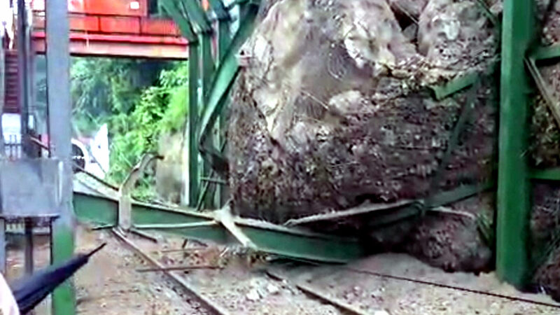 उत्तराखंड हरिद्वार काली माता मंदिर भीमगोडा में रेल ट्रेक पर गिरा पहाड़, हरिद्वार देहरादून ऋषिकेश रेल मार्ग प्रतिबंधित,,,,