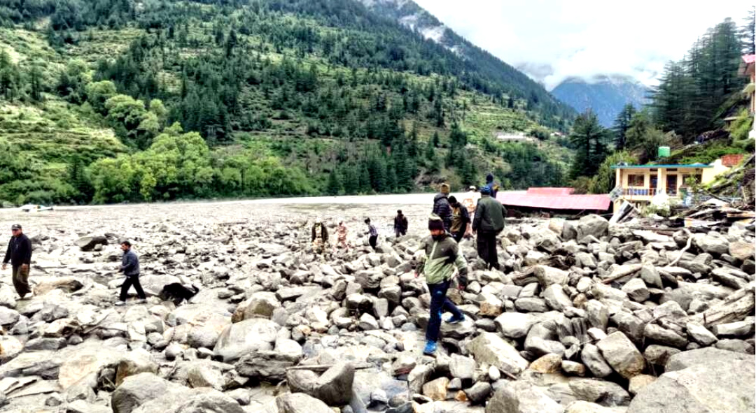 उत्तराखंड धराली आपदा में गंगोत्री घूमने आए मुंबई के तीन वरिष्ठ नागरिक लापता, तलाश में पहुंचे रिश्तेदार,,,,