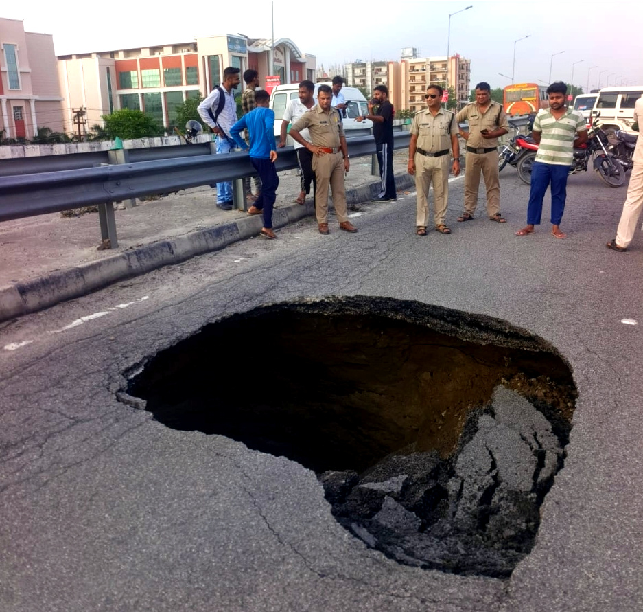 उत्तराखंड हरिद्वार खुली NH के घटिया निर्माण की पोल, पतंजलि फ्लाईओवर पर बन गया बड़ा गड्ढा, पुलिस ने रूट किया डाइवर्ट,,,,