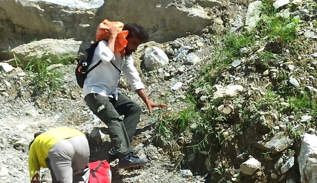 उत्तराखंड बदरीनाथ हाईवे पर हुए भूस्खलन से सड़क का 30 मी. हिस्सा ध्वस्त, 2000 यात्रियों को मार्ग पर रोका,,,,,