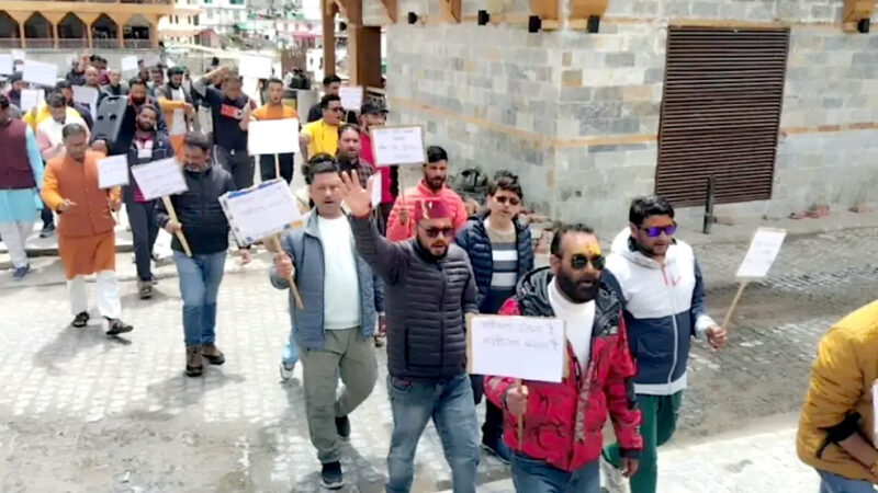 उत्तराखंड श्री बदरीनाथ धाम में ईवी ट्रैक निर्माण के दौरान सुग्रीव शिला को तोड़ने के प्रयास पर स्थानीय लोगों ने किया विरोध प्रदर्शन,,,,