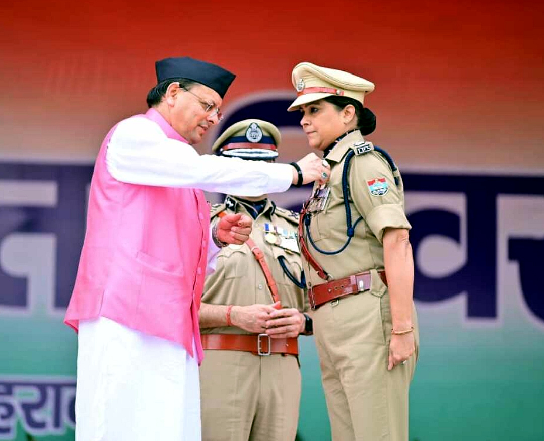 उत्तराखंड मुख्यमंत्री ने परेड ग्राऊंड मे ध्वजारोहण कर की 6 बड़ी घोषणाएं, समारोह में इन पुलिस कर्मियों को भी किया गया सम्मानित,,,,