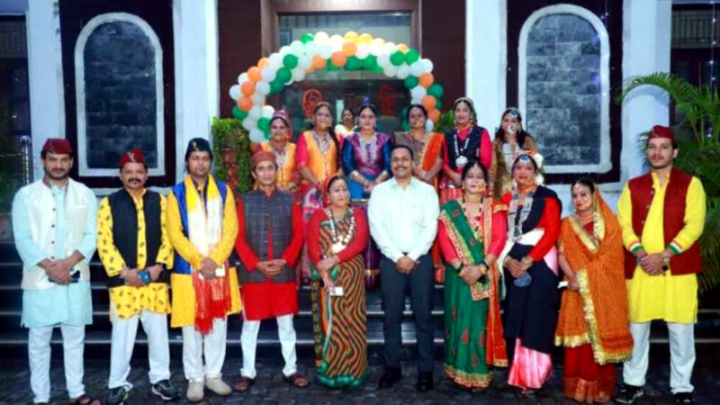 दिल्ली लाल किले में स्वतंत्रता दिवस के अवसर पर आयोजित कार्यक्रम में उत्तराखण्ड प्रवासी दल ने पारम्परिक वेशभूषा में किया प्रतिभाग,,,,