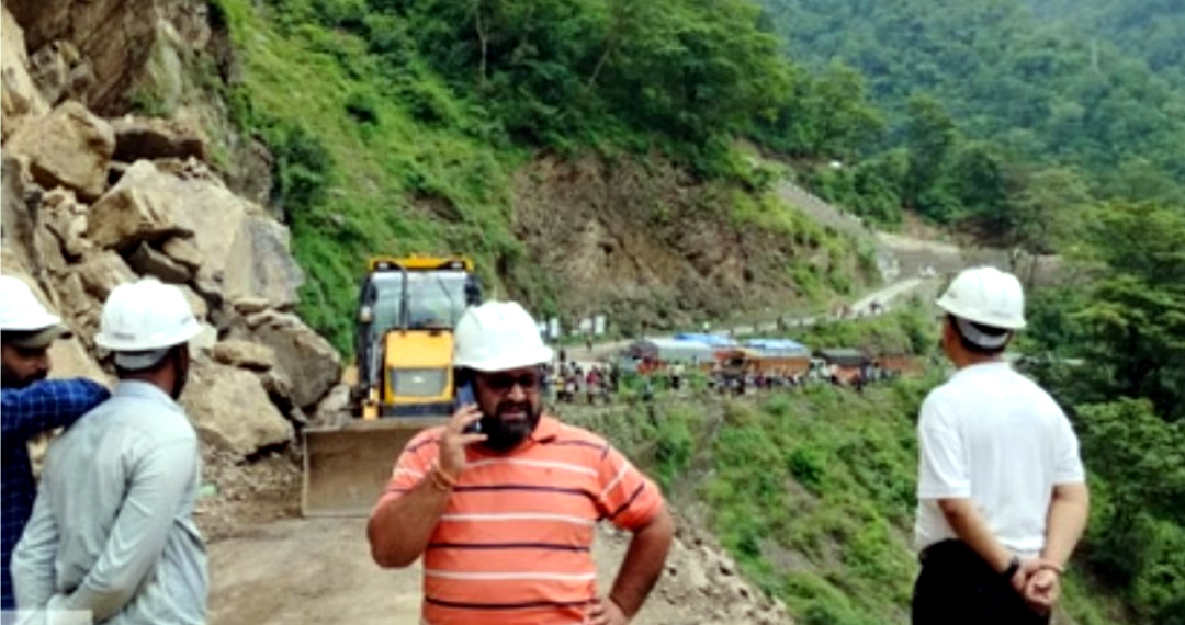 उत्तराखंड के भनेरपाणी का खुला रास्ता, कौड़ियाला में 16 घंटे रहा हाईवे बंद और यातायात ठप,,,,