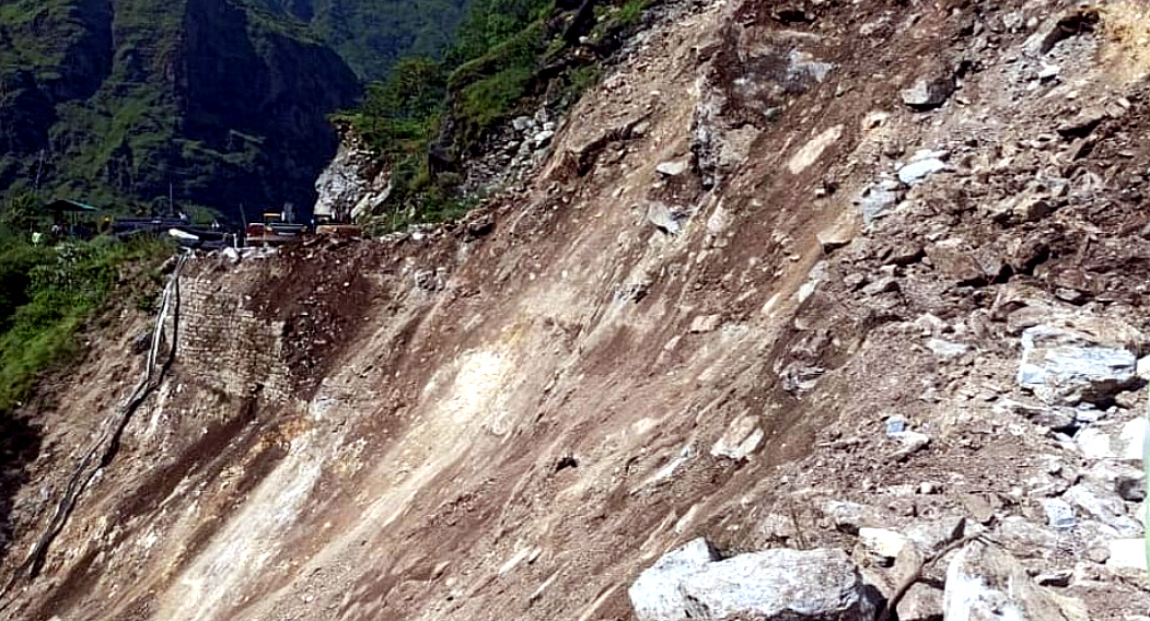 उत्तराखंड केदारनाथ पैदल मार्ग पर पहाड़ी से गिरे बोल्डर की चपेट में आने से महाराष्ट्र के यात्री की हुई मौत,,,,,