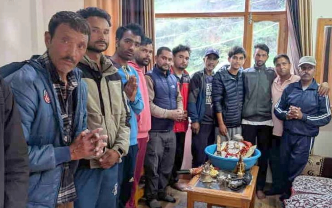उत्तराखंड ‘चमत्कार’ उत्तरकाशी आपदा में दफन मंदिर की मलबे से तीसरी बार सुरक्षित निकली कुलदेवी मां की मूर्ति, ग्रामीण हुए भावुक चेहरों पर छलकी खुशी,,,