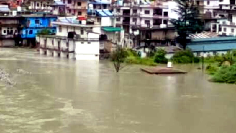 उत्तराखंड यमुनोत्री स्यानचट्टी के पास बनी कृत्रिम झील के पानी में डूबा NH पुल, स्यानचट्टी पार्किंग में घुसा पानी स्थानीय लोगों में दहशत,,,,,