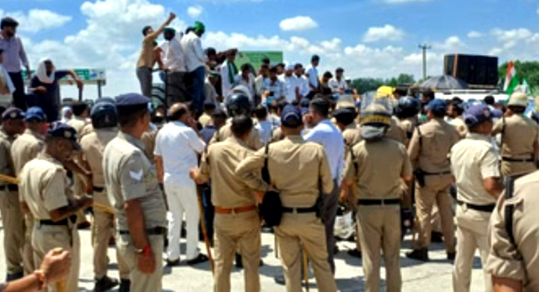 उत्तराखंड राजधानी के लिए निकले किसानों ने किया बहादराबाद टोल प्लाजा पर हंगामा, बैरिकेड तोड़े, पुलिस से हुई तीखी नोकझोंक,,,,