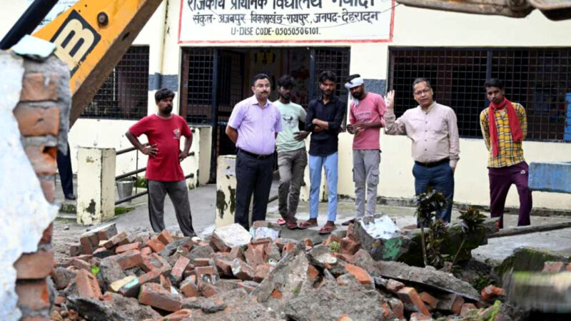 उत्तराखंड राजकीय प्राथमिक विद्यालय नवादा परिसर में बनाई अवैध निर्माण मजार को जिला प्रशासन ने किया ध्वस्त,,,,,