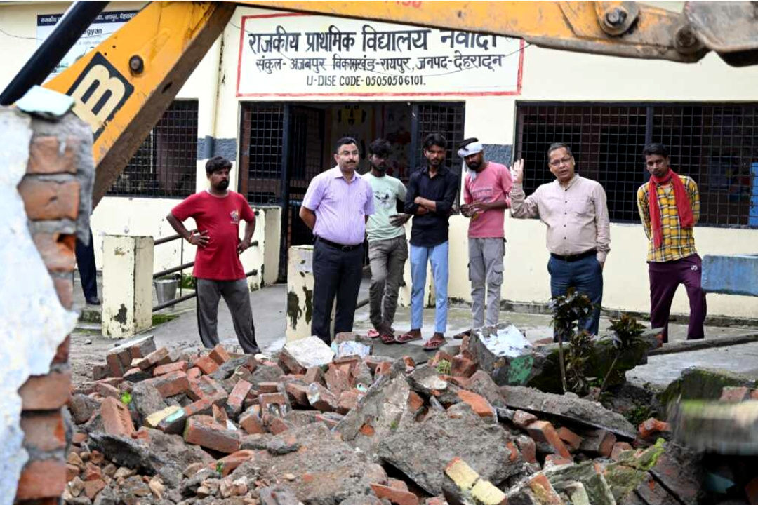 उत्तराखंड राजकीय प्राथमिक विद्यालय नवादा परिसर में बनाई अवैध निर्माण मजार को जिला प्रशासन ने किया ध्वस्त,,,,,
