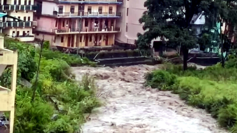 उत्तराखंड: चमोली, टिहरी और रुद्रप्रयाग में बादल फटने से तबाही, जिले के कई क्षेत्रो में जलप्रलय जैसे हालात,,,,