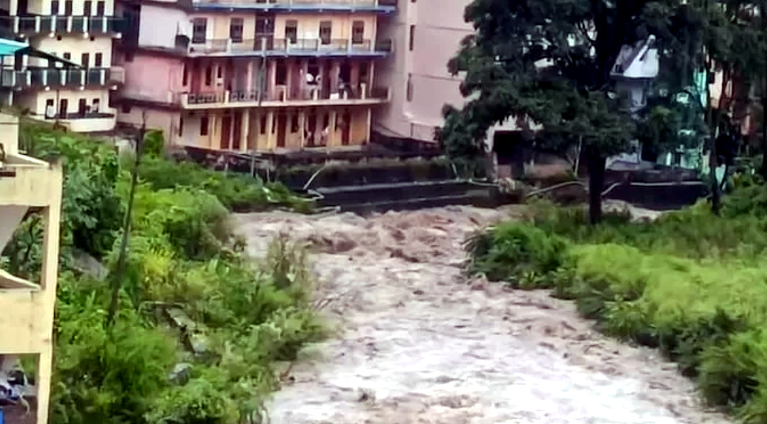उत्तराखंड: चमोली, टिहरी और रुद्रप्रयाग में बादल फटने से तबाही, जिले के कई क्षेत्रो में जलप्रलय जैसे हालात,,,,
