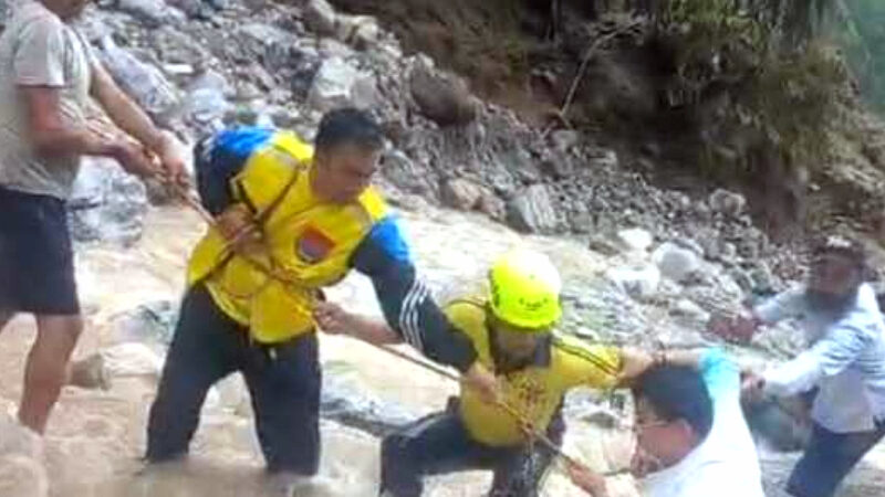 उत्तराखंड कपकोट विधायक के गनर को उफलते नाले में बहते हुए SDRF के जवानों ने किया रेस्क्यू,,,