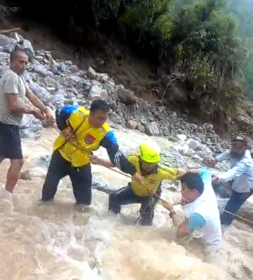 उत्तराखंड कपकोट विधायक के गनर को उफलते नाले में बहते हुए SDRF के जवानों ने किया रेस्क्यू,,,