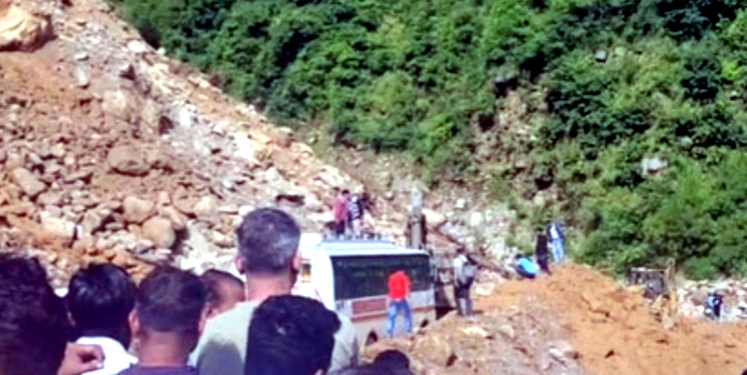 उत्तराखंड सिमली-ग्वालदम हाईवे गौचर-कमेड़ा पर मलबे में फंसी बस, हाईवे के दोनों और लगा लम्बा जाम,,,,