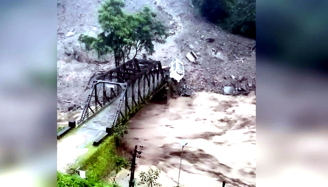 उत्तराखंड रुद्रप्रयाग में अतिवृष्टि और भूस्खलन से छेनागाड़ तबाह, 15 दुकानें व घर जमीदोंज, आठ लोग नदी में बहे,एक महिला की मौत,,,,