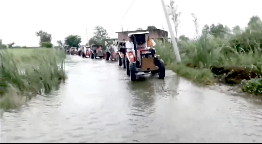 उत्तराखंड मुख्यमंत्री धामी ने ट्रैक्टर से हरिद्वार के आपदा ग्रस्त क्षेत्रों का स्थलीय निरीक्षण कर वर्तमान हालात का लिया जायज़ा,,,,