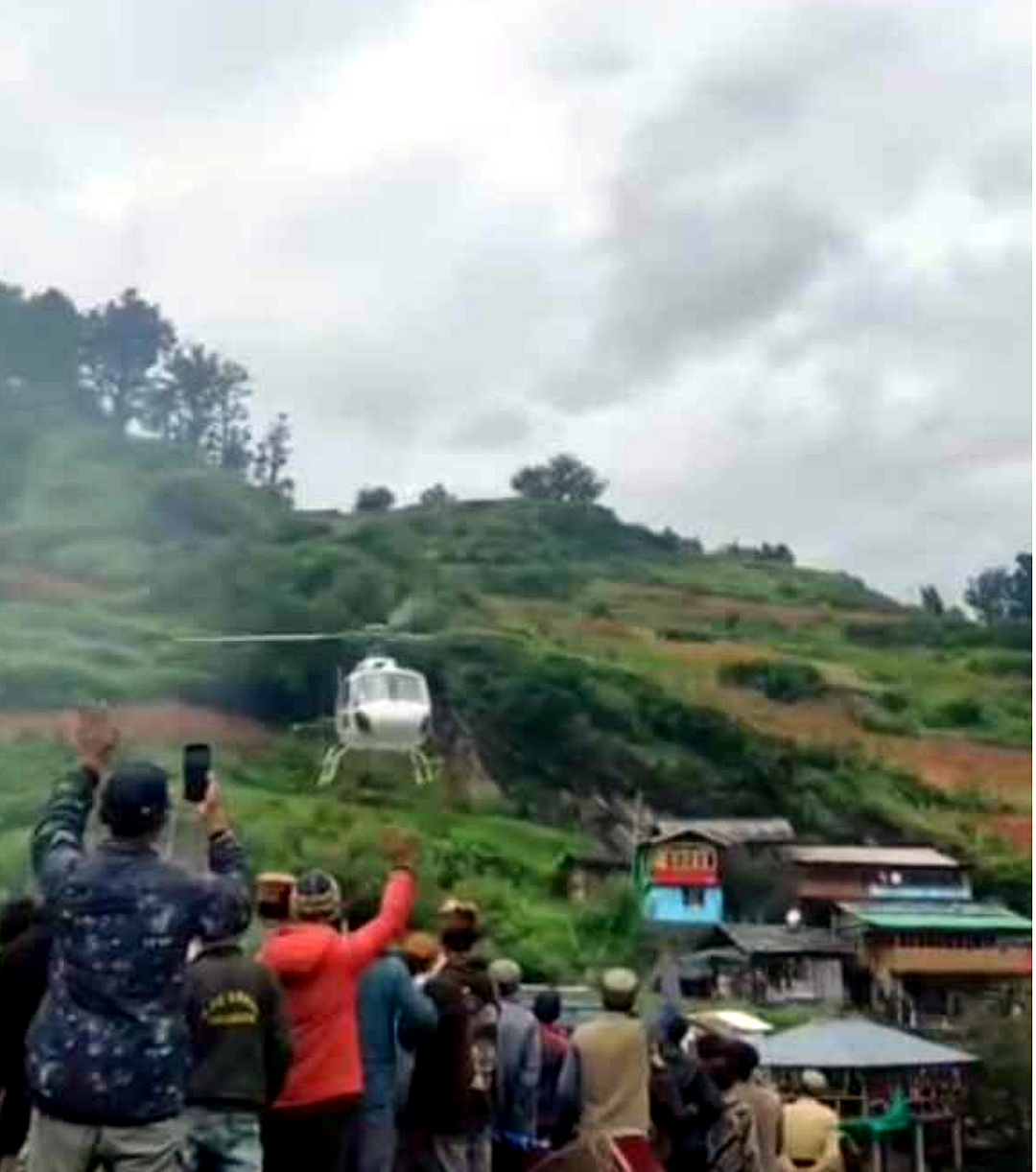 उत्तराखंड यहाँ भूस्खलन से घायल हुई महिला को हैली सेवा के माध्यम से उपचार हेतु एम्स ऋषिकेश किया रवाना,,,