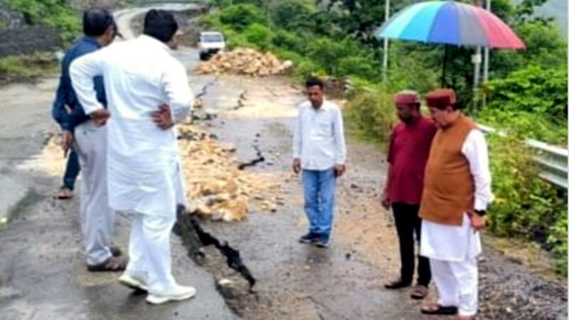 उत्तराखंड रैंतोली-जवाड़ी बाईपास के 200 मीटर हिस्से में हो रहे भू-धंसाव से सडक में तीन फीट तक पड़ीं बड़ी दरारें,,,,,