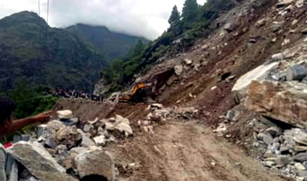 उत्तराखंड के भनेरपाणी और बैलाकूची में संकरा हुआ बदरीनाथ हाईवे मैठाणा में दो मीटर तक धंसा, खतरे के बीचहो रही है आवाजाही,,,